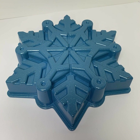 Nordic Ware Disney Frozen 2 Cast Snowflake Pull Apart Bundt Cake Pan 6 cups - Picture 3 of 12